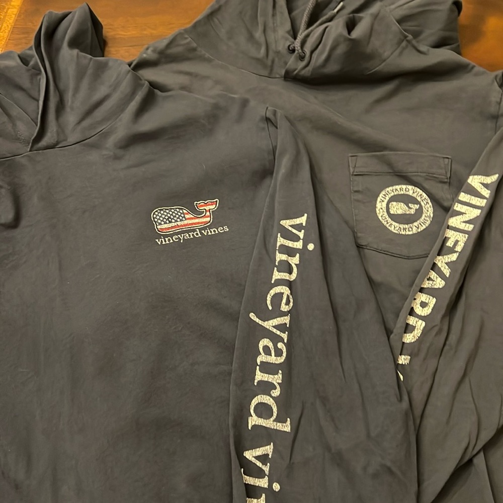 Vineyard Vines set of 2 long sleeve hoodie tshirts size Medium